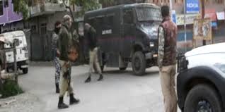 कश्मीर /	कुलगाम: मुठभेड़ में हिजबुल आतंकी मारा गया; पुलवामा में सीआरपीएफ जवानों पर ग्रेनेड से हमल